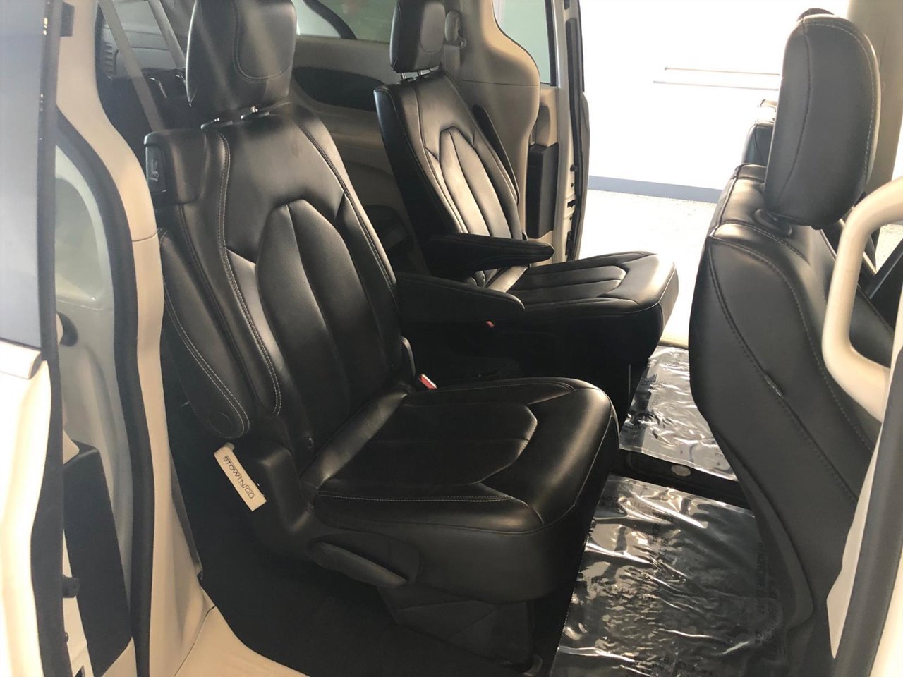 Used 2023 Chrysler Pacifica Touring-L image 14