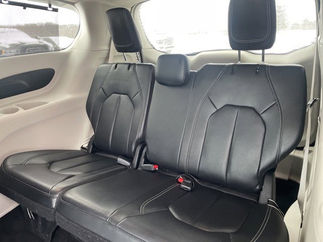 Used 2022 Chrysler Pacifica Touring-L image 10