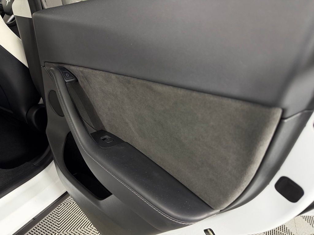 Used 2023 Tesla Model Y Long Range image 31