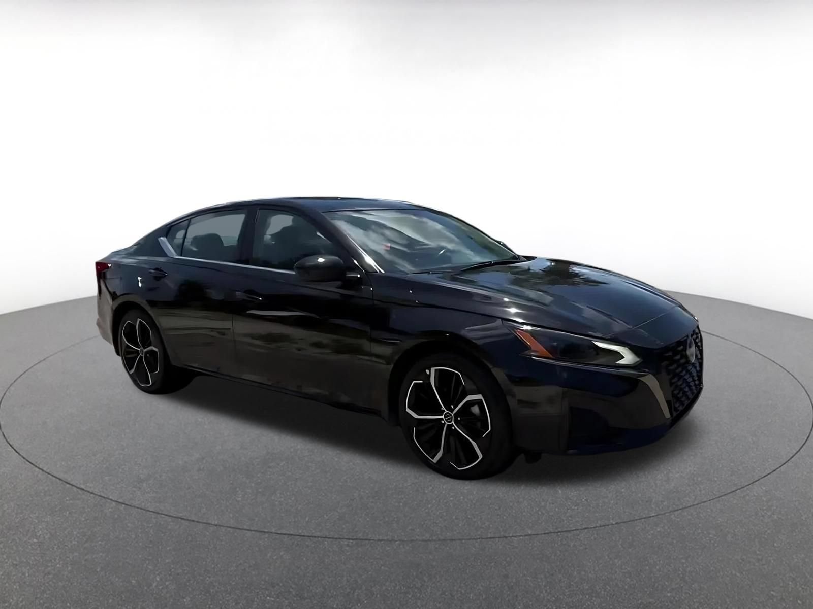 Used 2025 Nissan Altima 2.5 SR FWD image 2