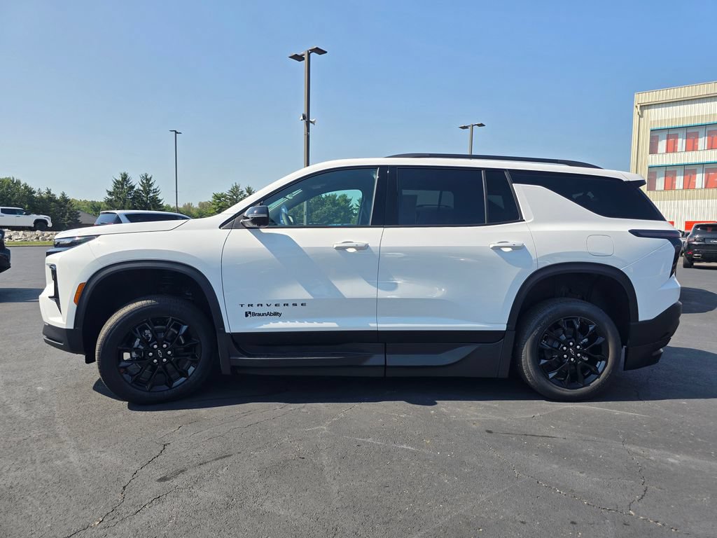 Used 2026 Chevrolet Traverse LT w/ Midnight/Sport Edition FWD image 5
