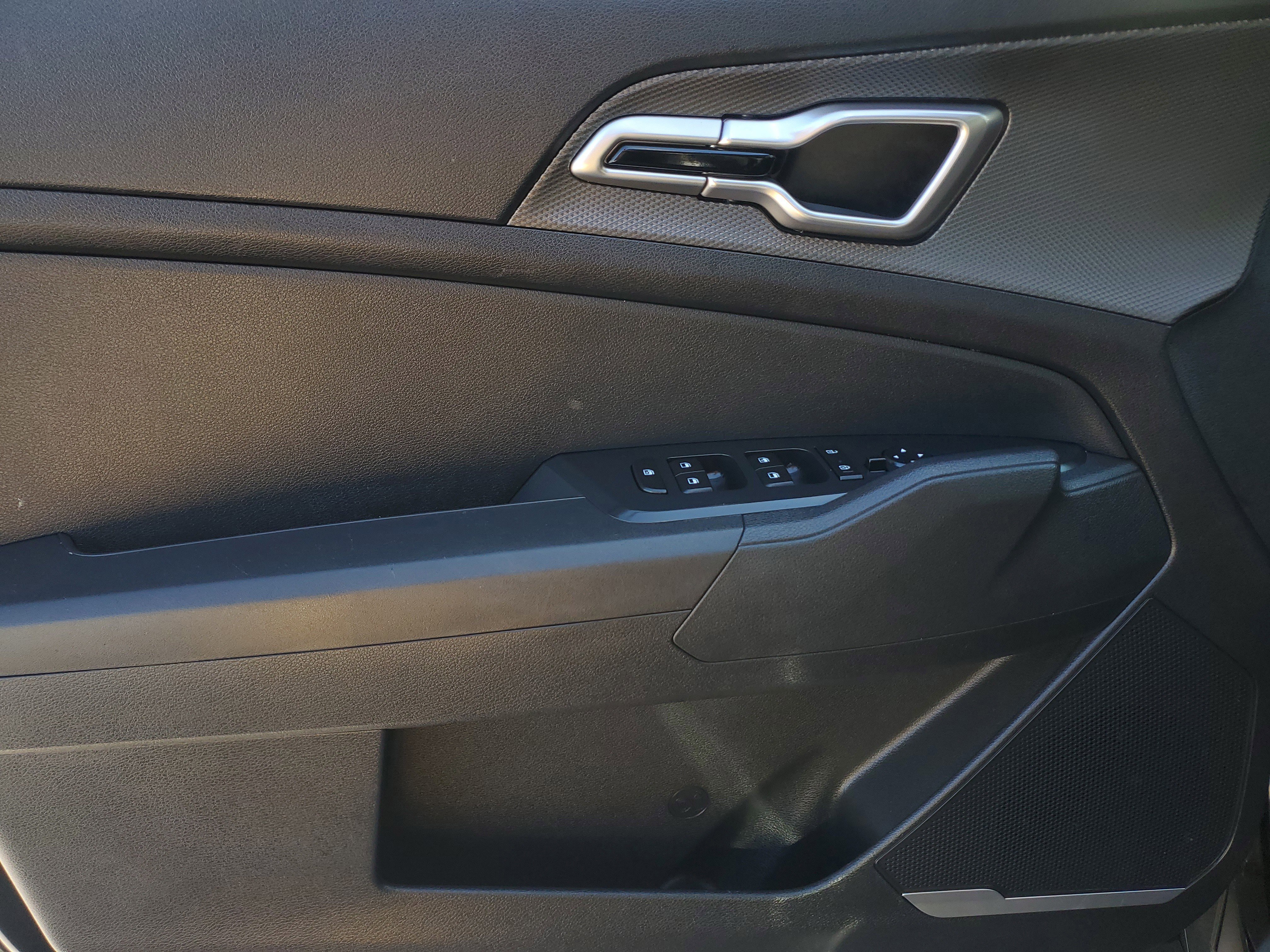 Used 2025 Kia Sportage LX image 18