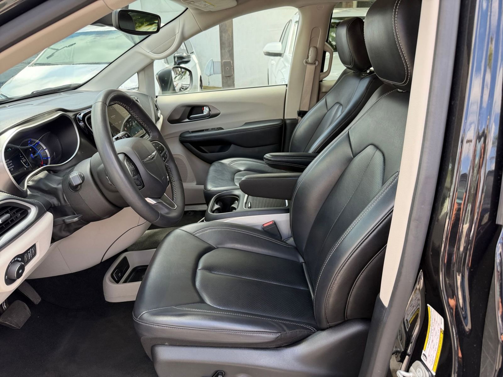Used 2023 Chrysler Pacifica Touring-L image 29