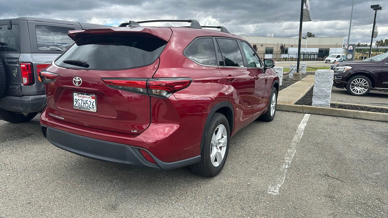 Used 2023 Toyota Highlander LE FWD image 2