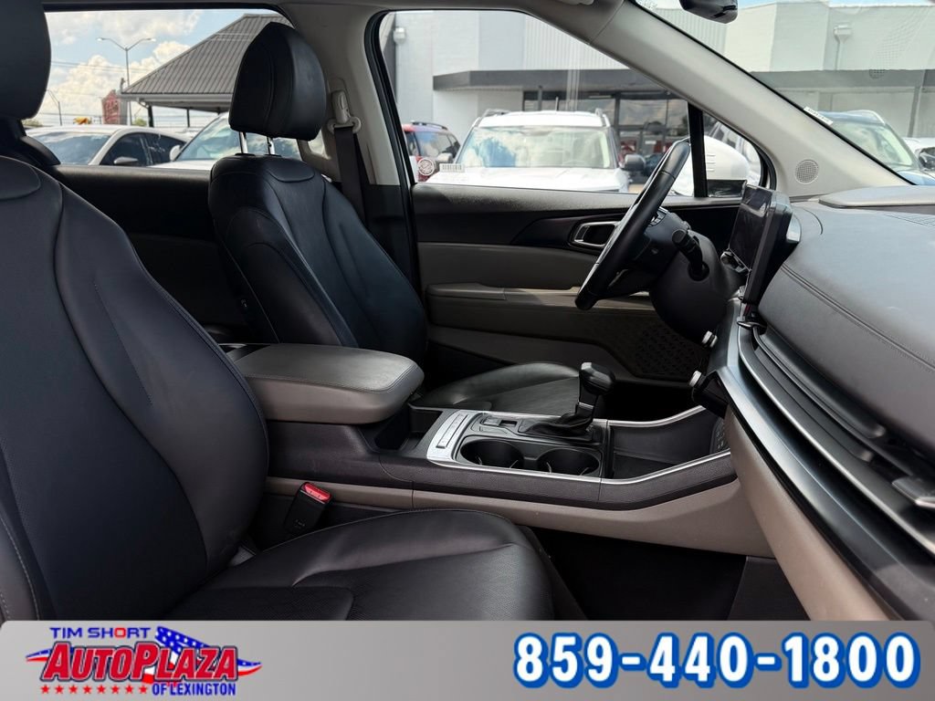 Used 2025 Kia Carnival FWD image 35