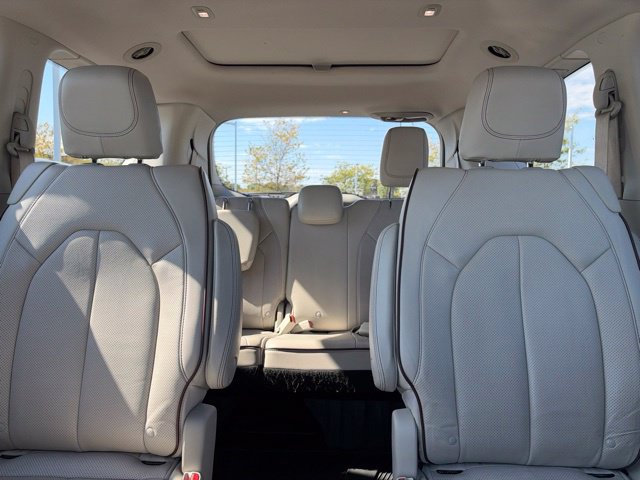Used 2017 Chrysler Pacifica Limited w/ Tire & Wheel Group FWD image 31