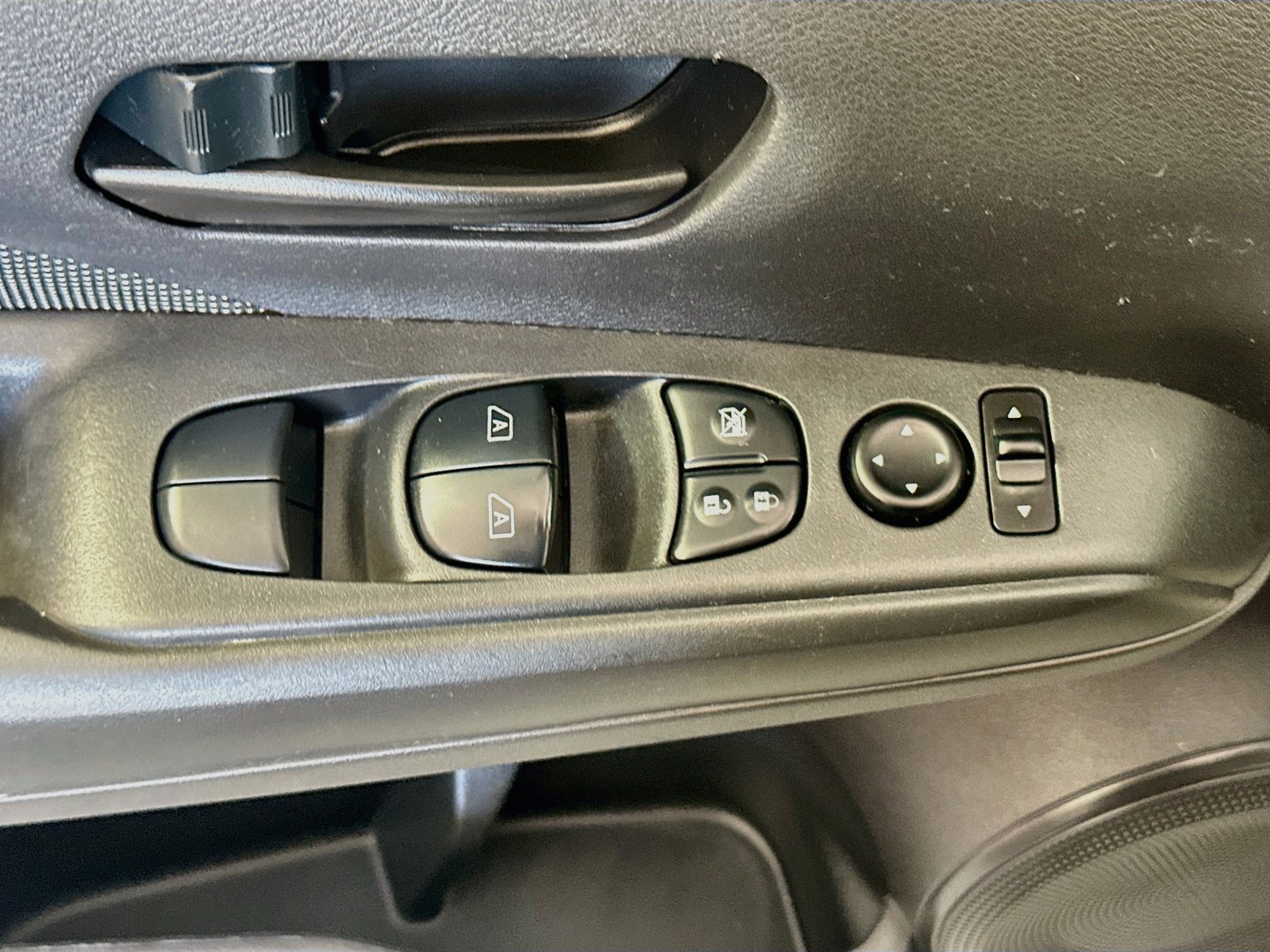 Used 2019 Nissan Kicks S FWD image 17