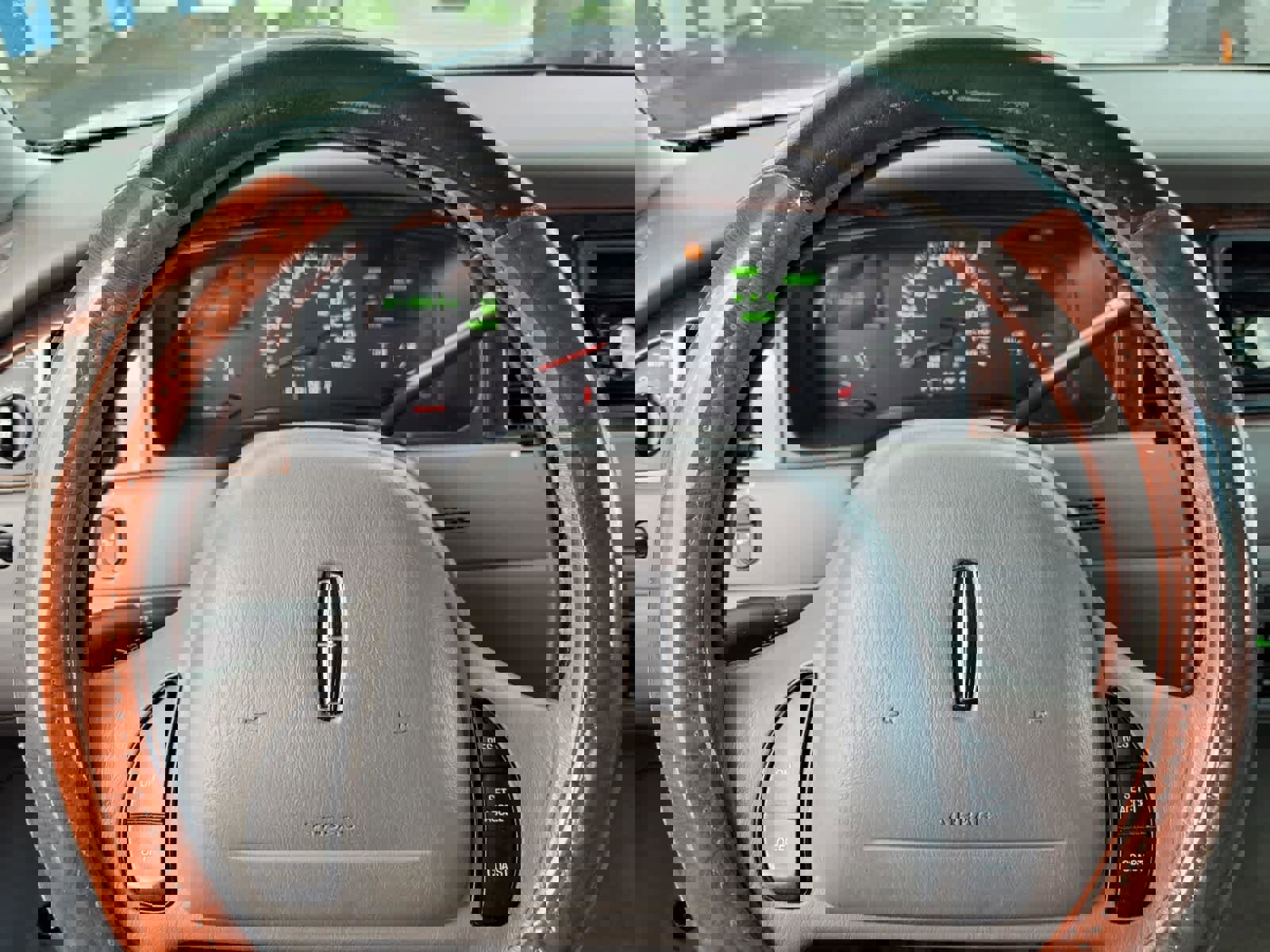 Used 2001 Lincoln Town Car Executive image 10