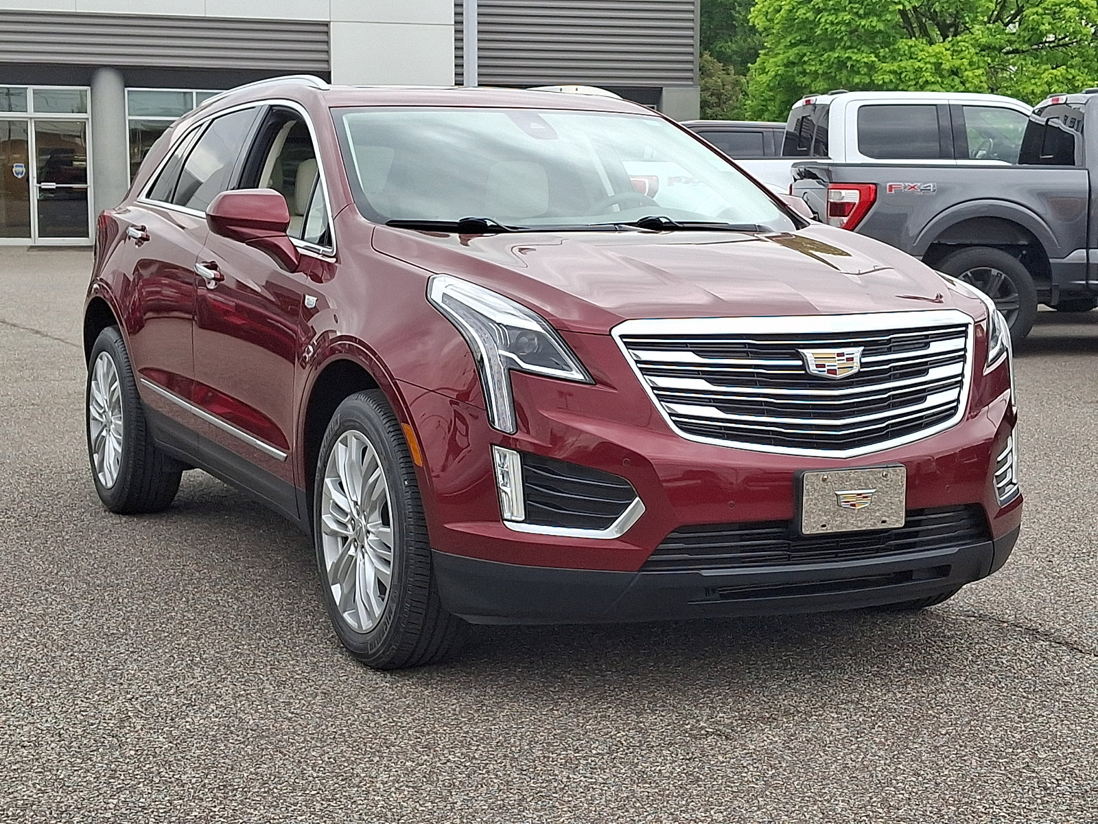 Used 2017 Cadillac XT5 Premium Luxury FWD image 2
