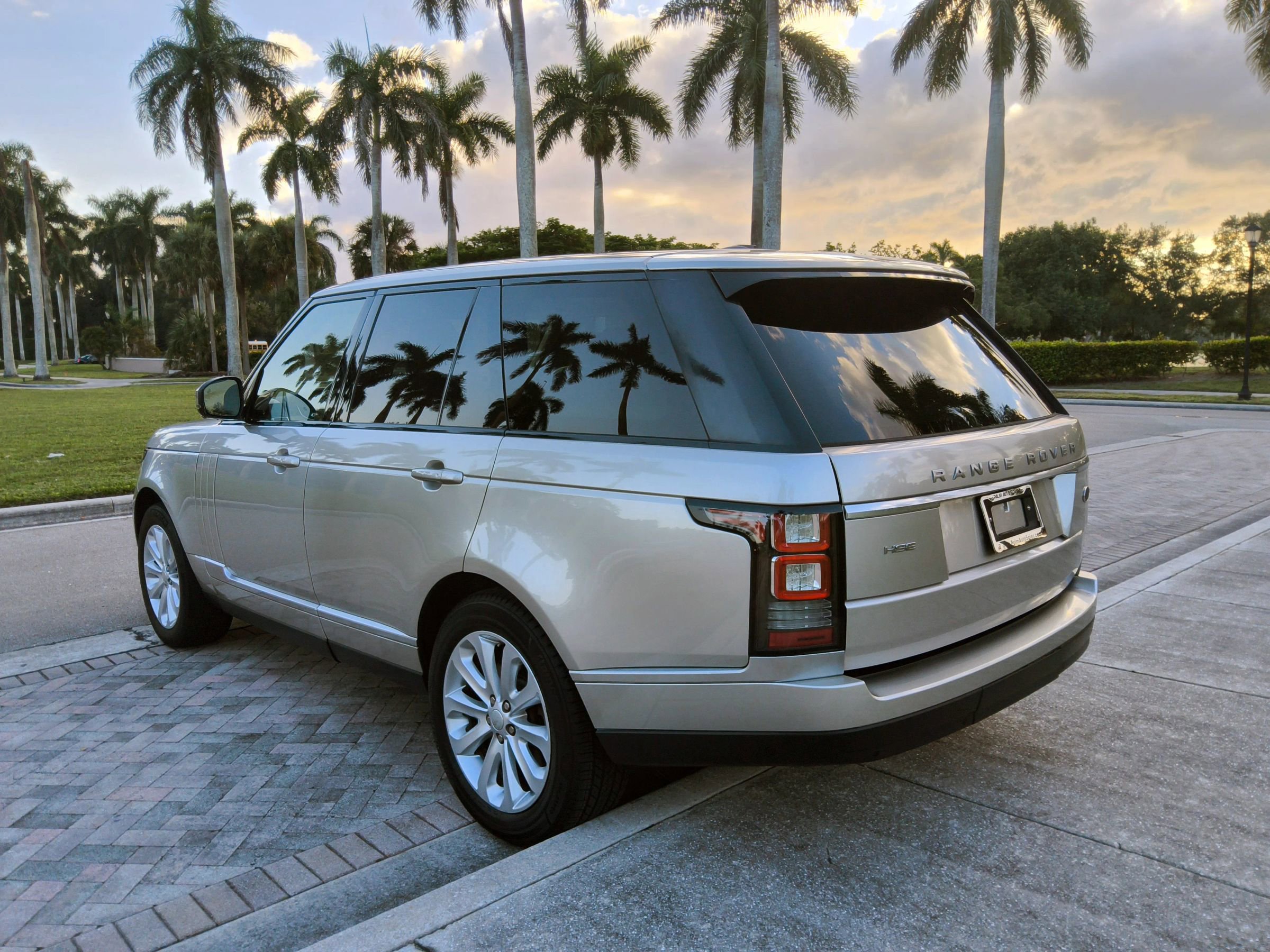 Used 2015 Land Rover Range Rover HSE image 12