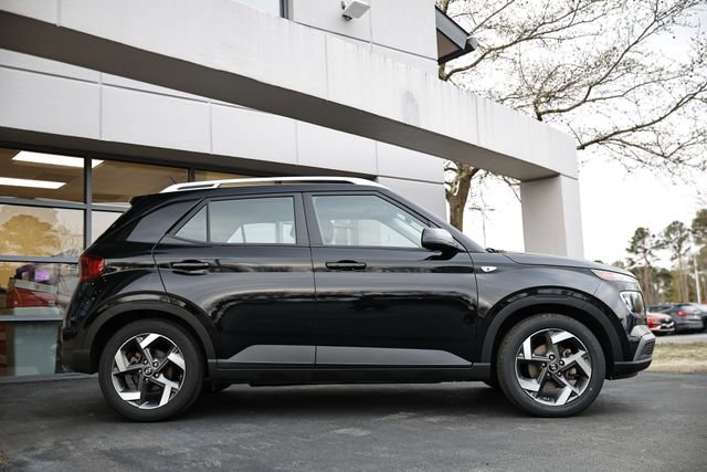 Used 2024 Hyundai Venue SEL image 3