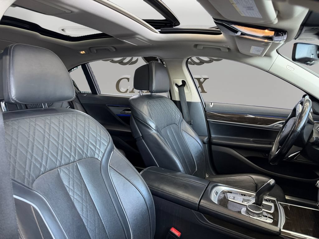 Used 2020 BMW 740i w/ Premium Package RWD image 14