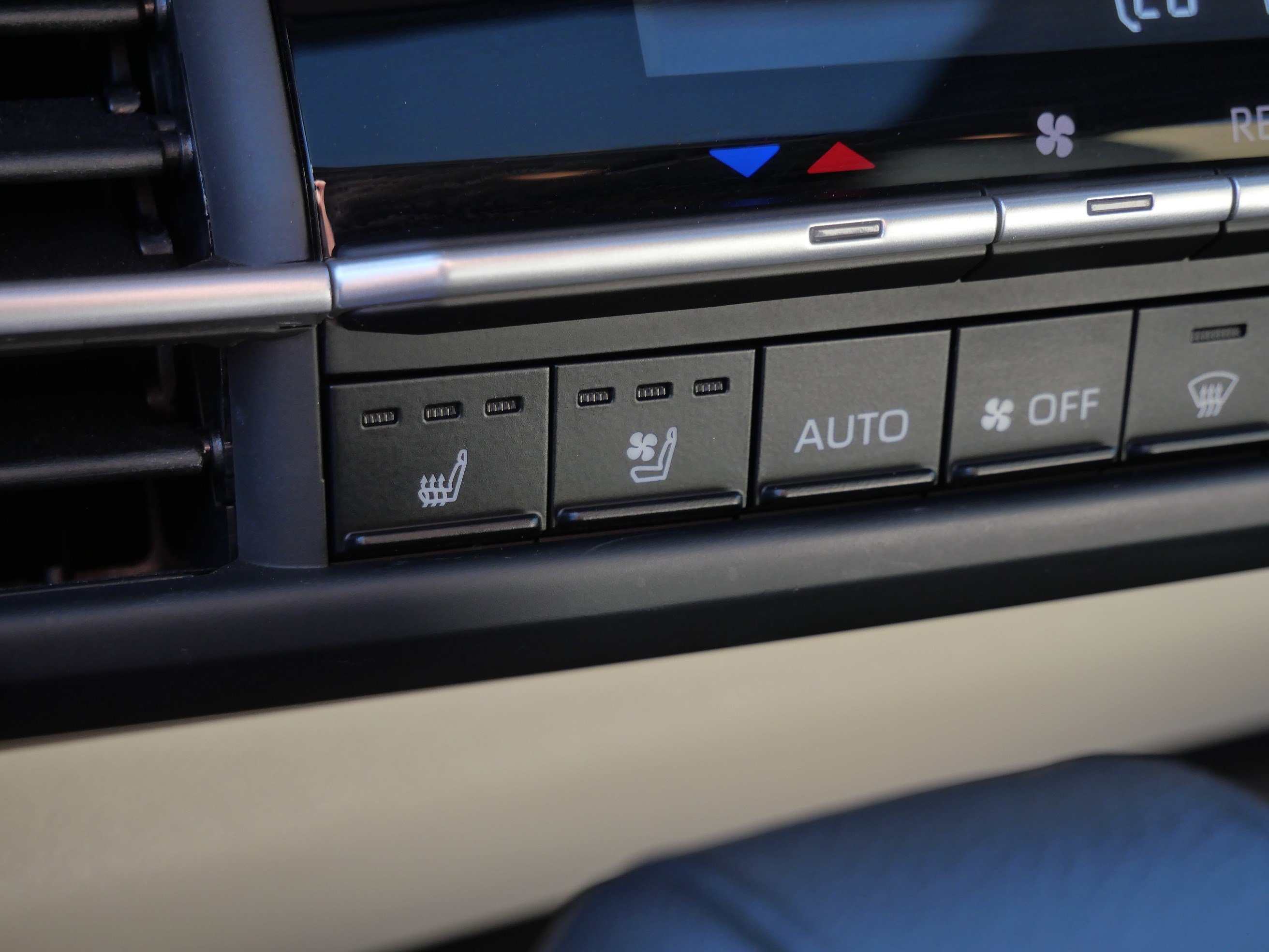 Certified 2025 Toyota Sienna Platinum FWD image 30
