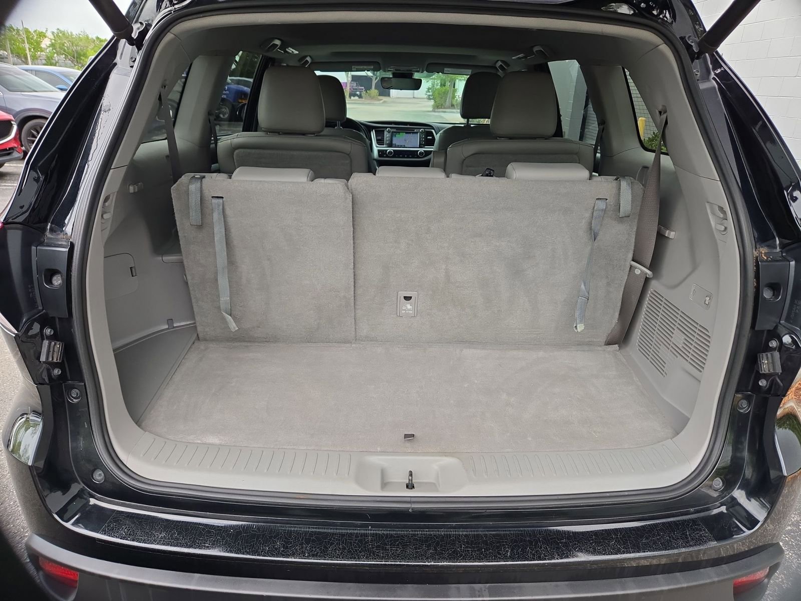 Used 2019 Toyota Highlander XLE image 27