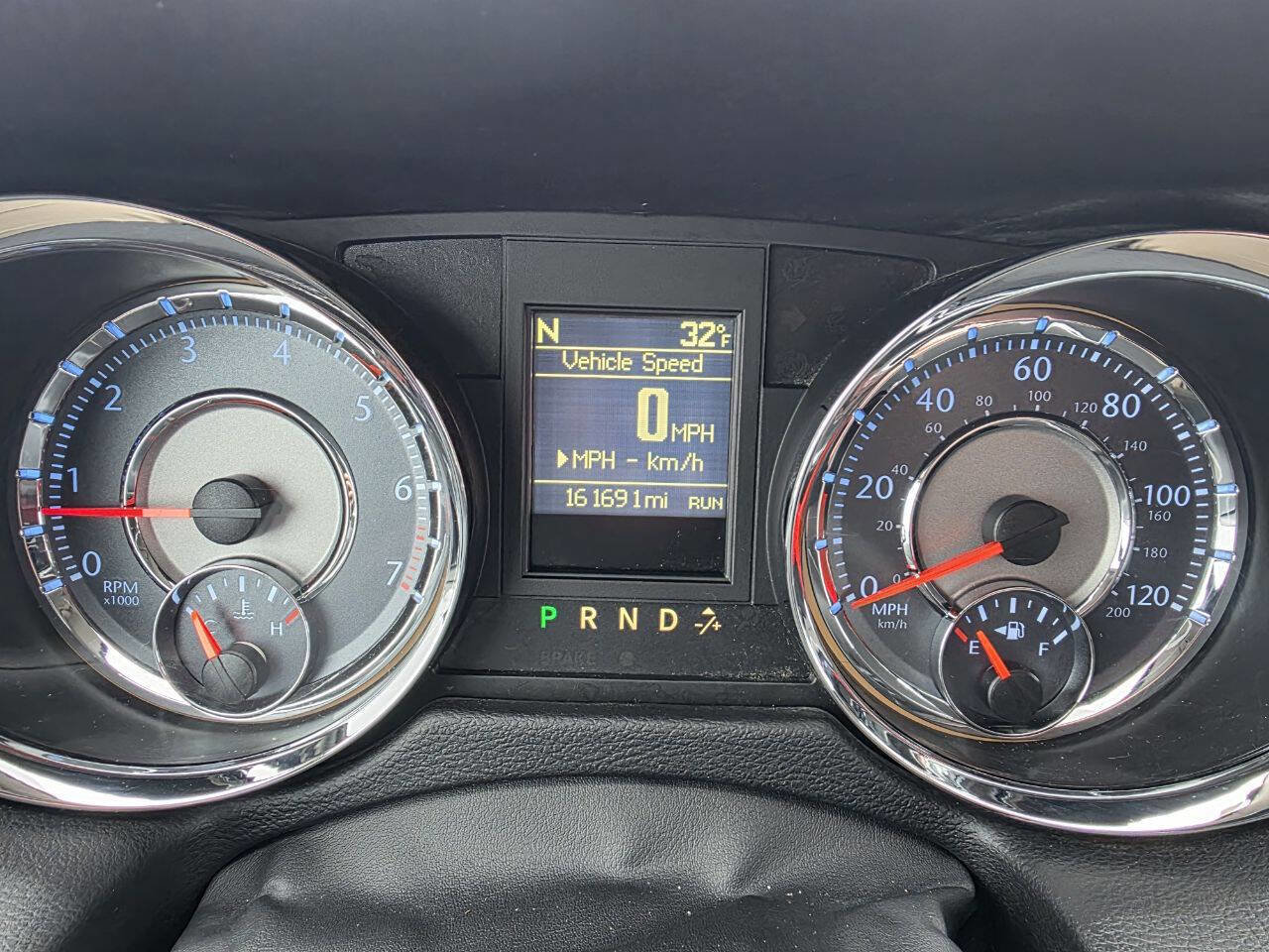 Used 2016 Chrysler Town & Country Touring image 13