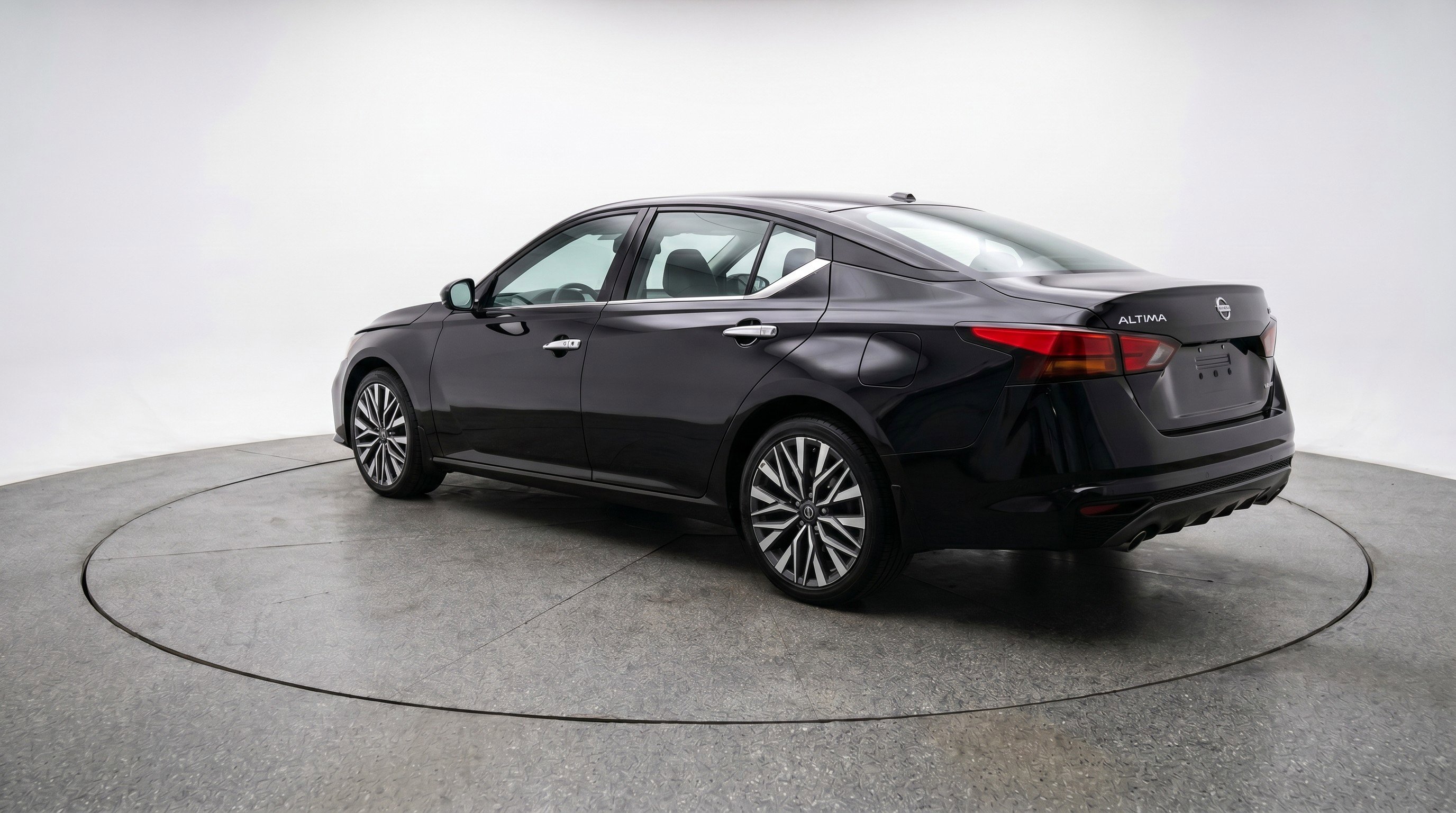 Used 2025 Nissan Altima 2.5 SV FWD image 6