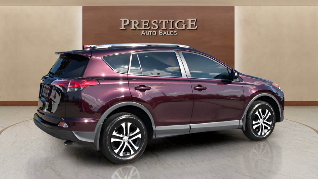 Used 2018 Toyota RAV4 LE FWD image 9