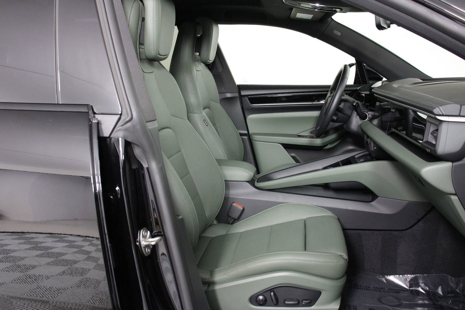 Certified 2025 Porsche Macan 4 Electric AWD/4WD image 29