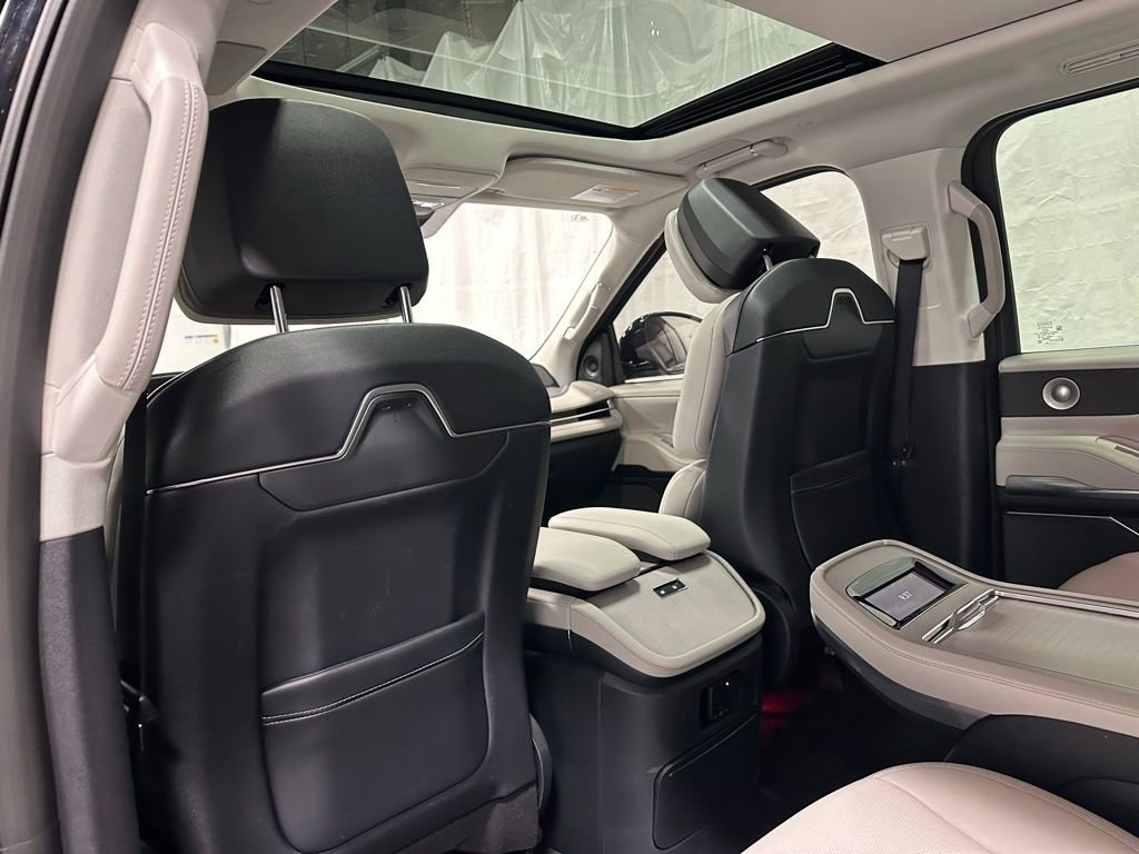 Used 2025 Lincoln Navigator Reserve image 48