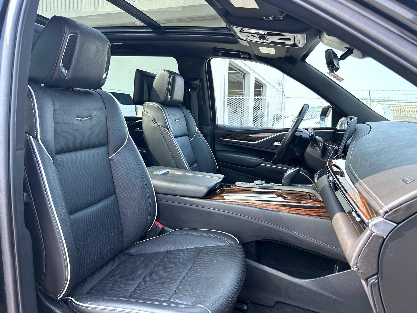 Used 2023 Cadillac Escalade ESV Premium Luxury AWD/4WD image 19