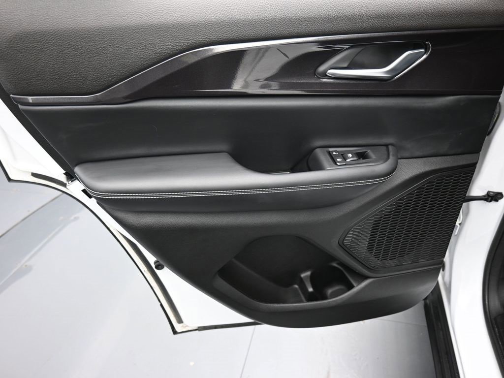 Used 2023 Jeep Grand Cherokee Altitude image 11