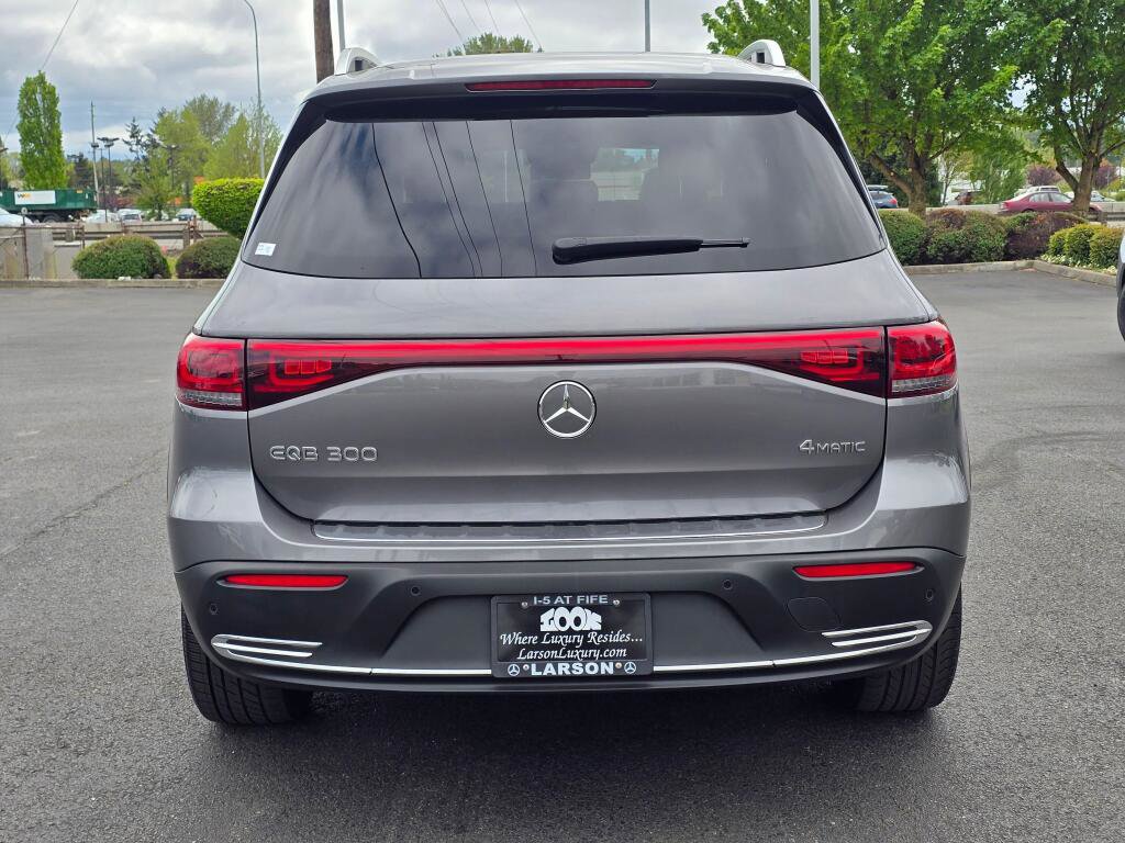 Used 2023 Mercedes-Benz EQB 300 4MATIC w/ Driver Assistance Package image 5