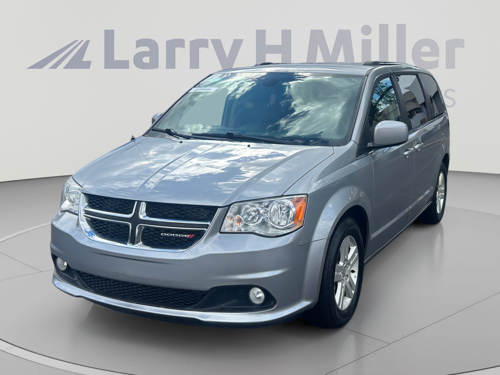 Used 2019 Dodge Grand Caravan SXT FWD image 1