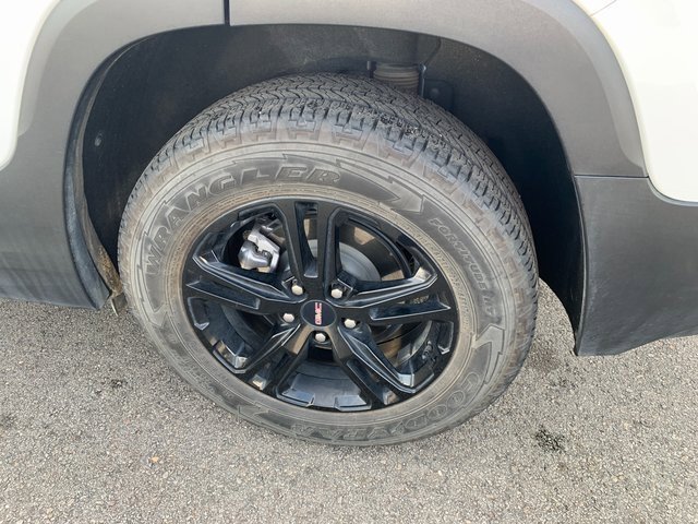 Used 2022 GMC Terrain AT4 image 9