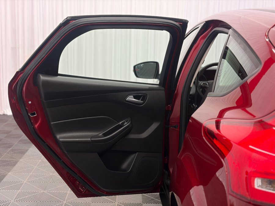 Used 2017 Ford Focus SE w/ Cold Weather Package FWD image 13