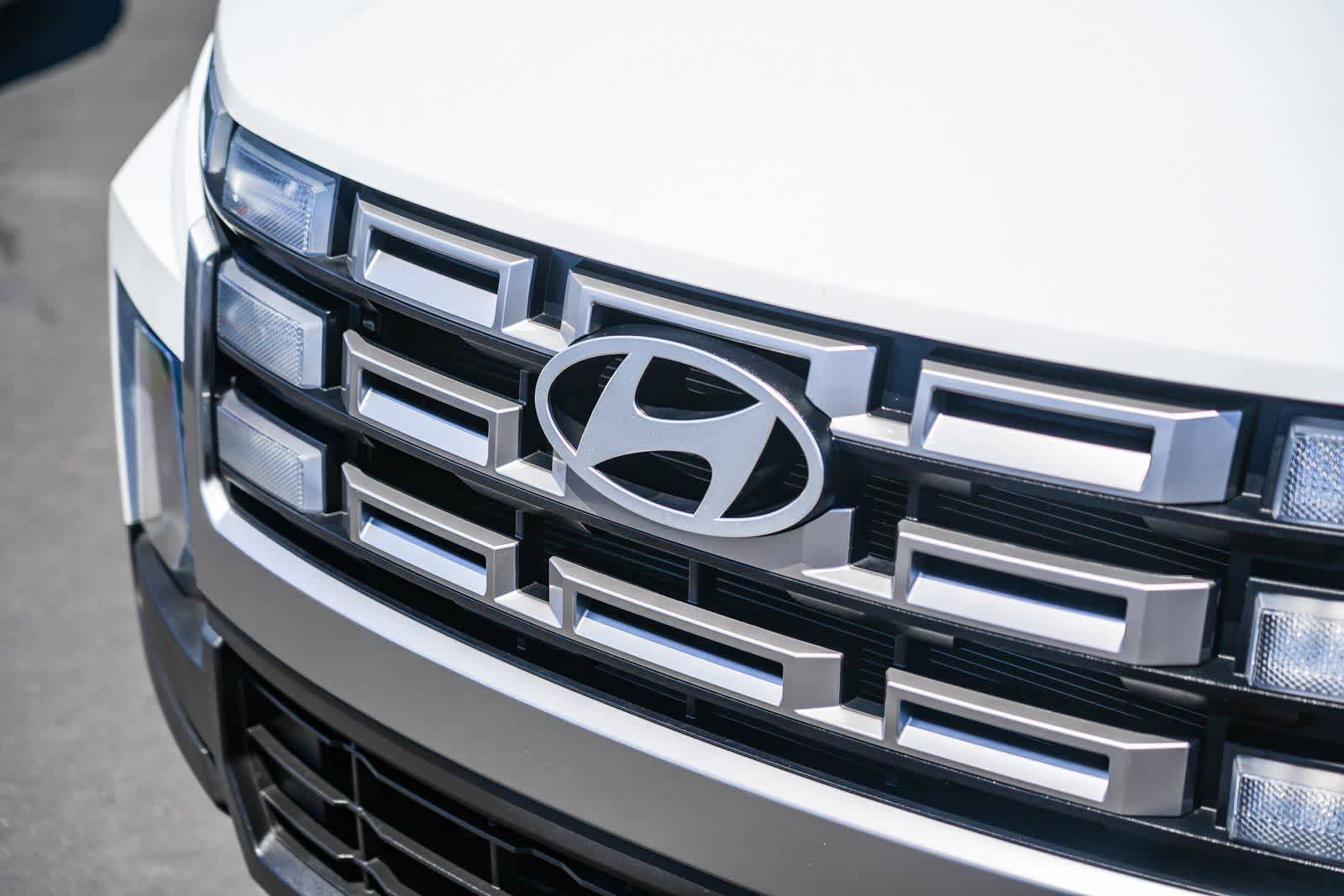 Used 2025 Hyundai Santa Cruz SE FWD image 3