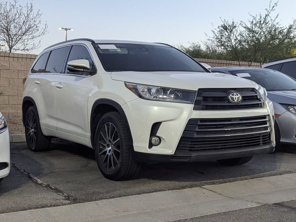 Used 2017 Toyota Highlander SE FWD image 3