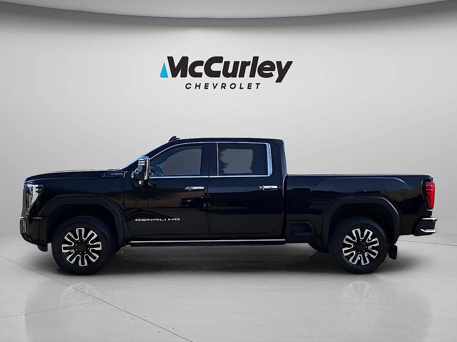 Used 2024 GMC Sierra 3500 Denali Ultimate AWD/4WD image 4