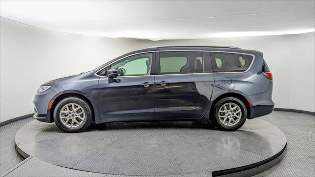Used 2021 Chrysler Pacifica Touring-L image 3