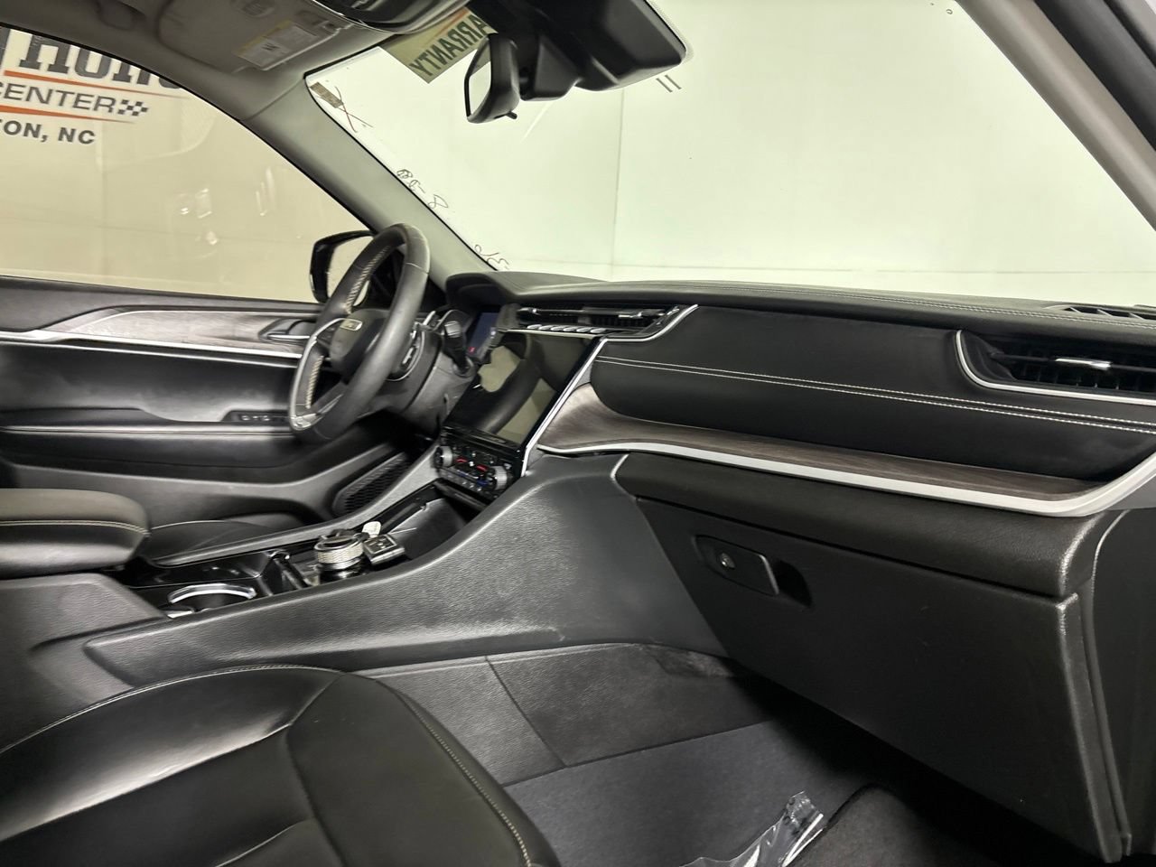 Used 2023 Jeep Grand Cherokee Limited AWD/4WD image 33