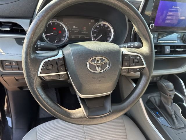 Used 2023 Toyota Highlander L FWD image 16