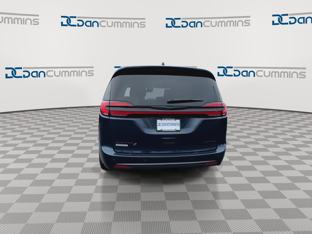 Used 2025 Chrysler Pacifica Limited image 7