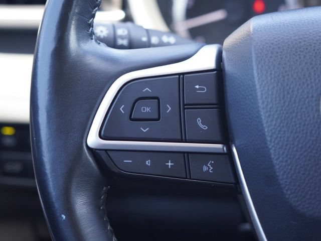 Used 2023 Toyota Highlander XLE FWD image 24