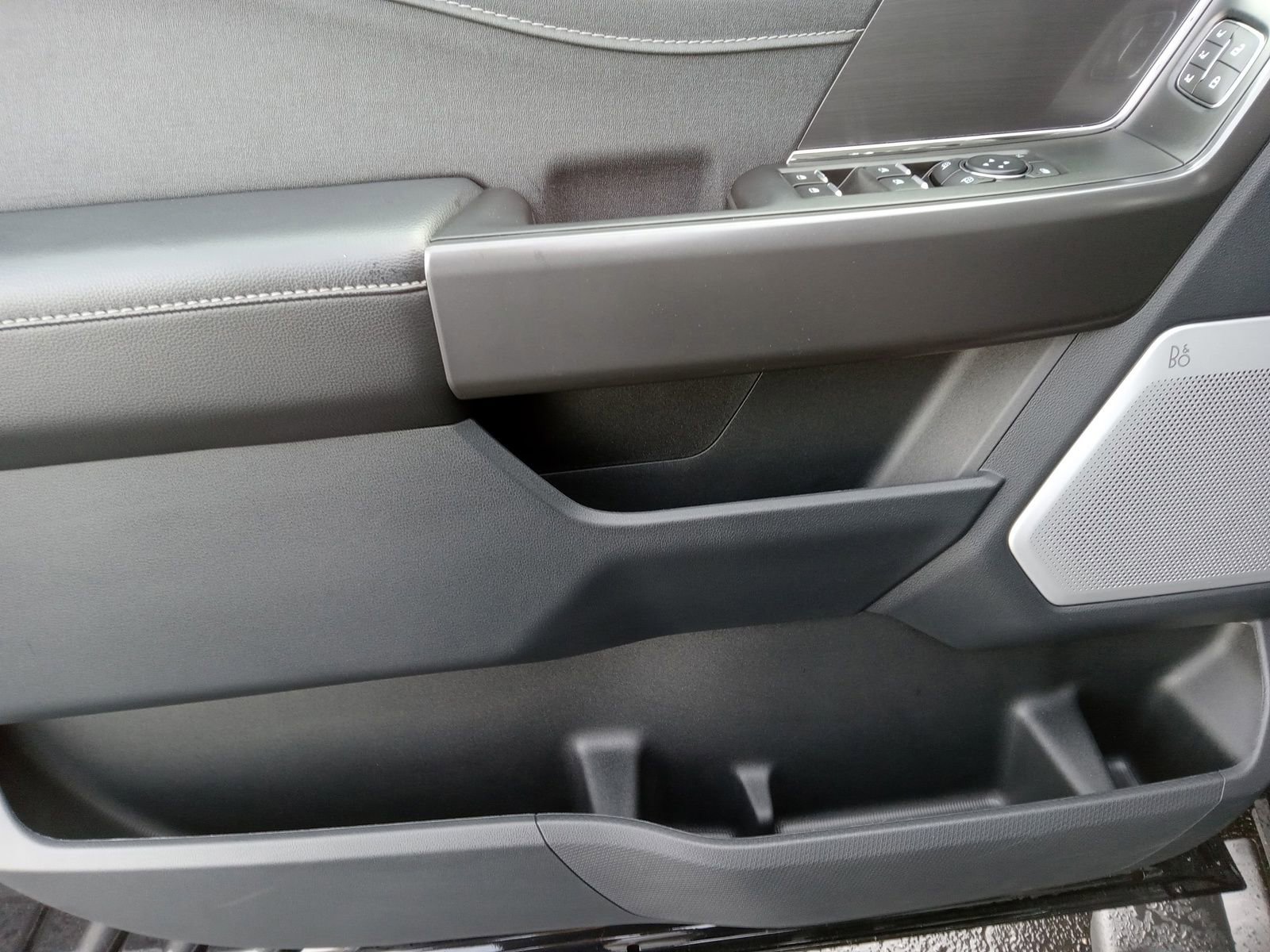 Used 2025 Ford F150 Lariat w/ Equipment Group 502A High image 9