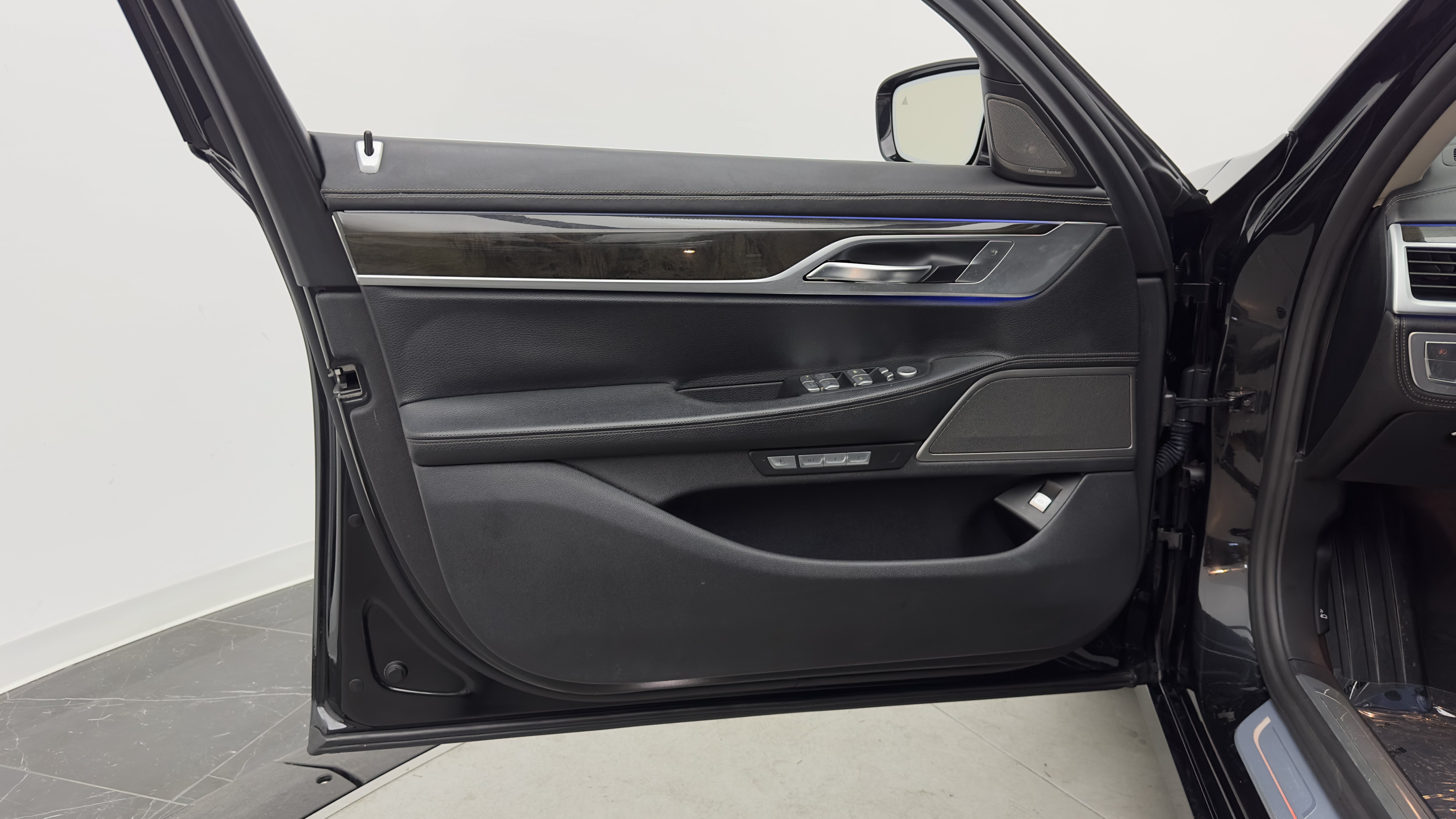 Used 2018 BMW 740i RWD image 12