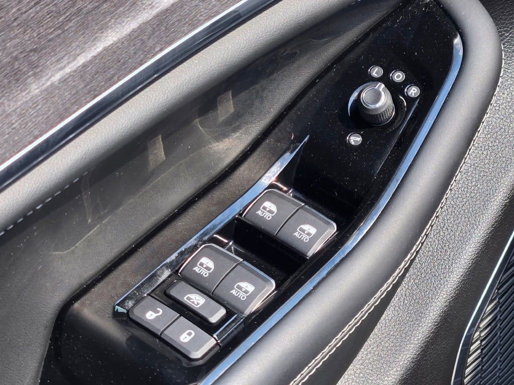 Certified 2024 Jeep Grand Cherokee Overland w/ Luxury Tech Group IV image 20