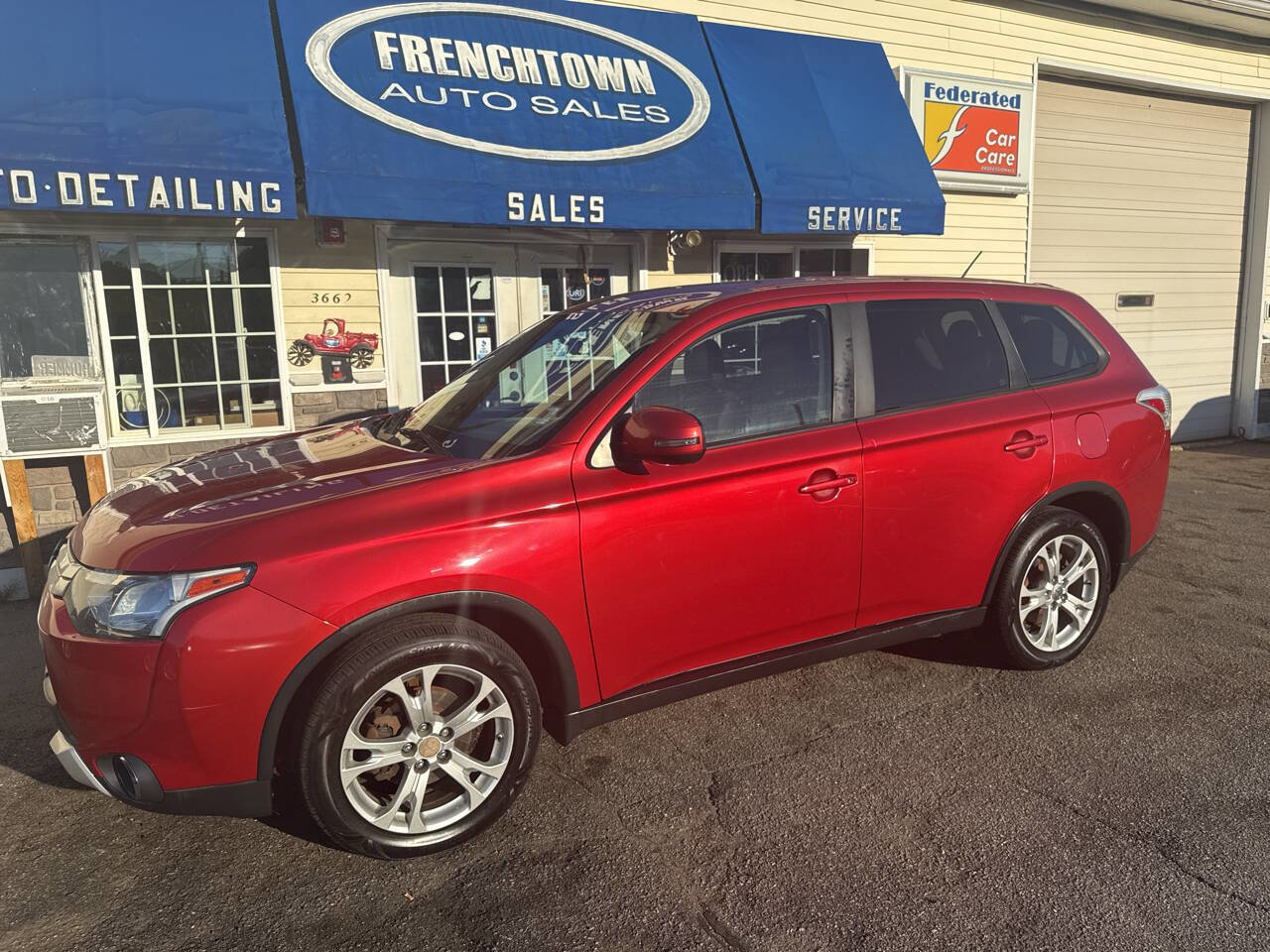 Used 2015 Mitsubishi Outlander SE image 2