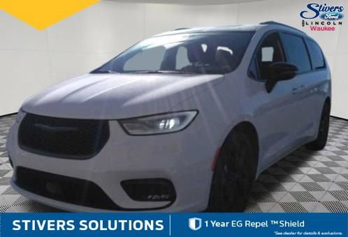 Used 2025 Chrysler Pacifica Limited image 3