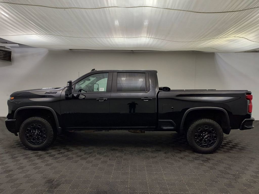 Used 2024 Chevrolet Silverado 2500 LT w/ Midnight Edition AWD/4WD image 2