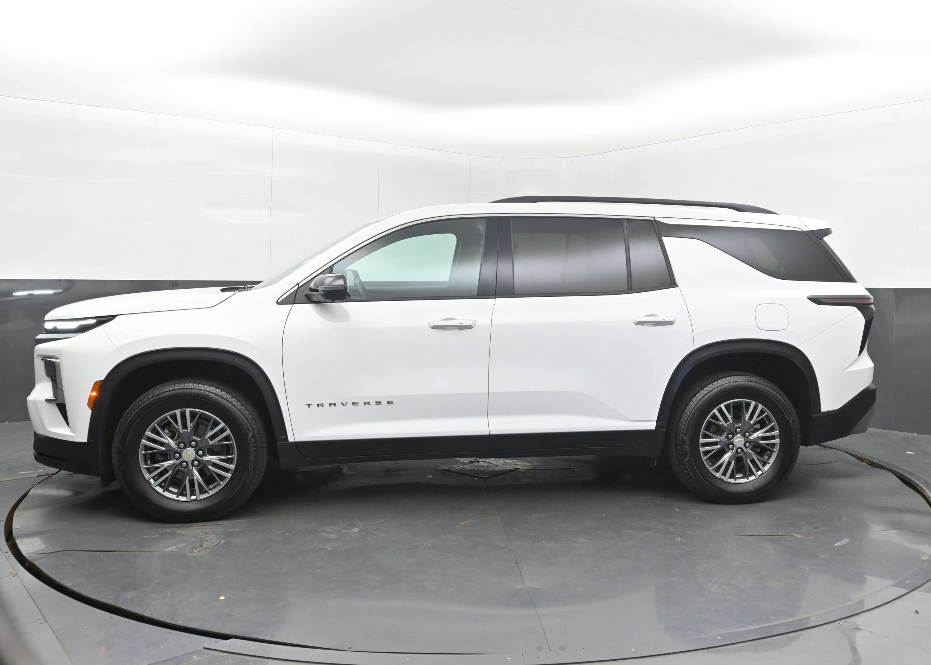 Used 2026 Chevrolet Traverse LT w/ Driver Confidence Package FWD image 5