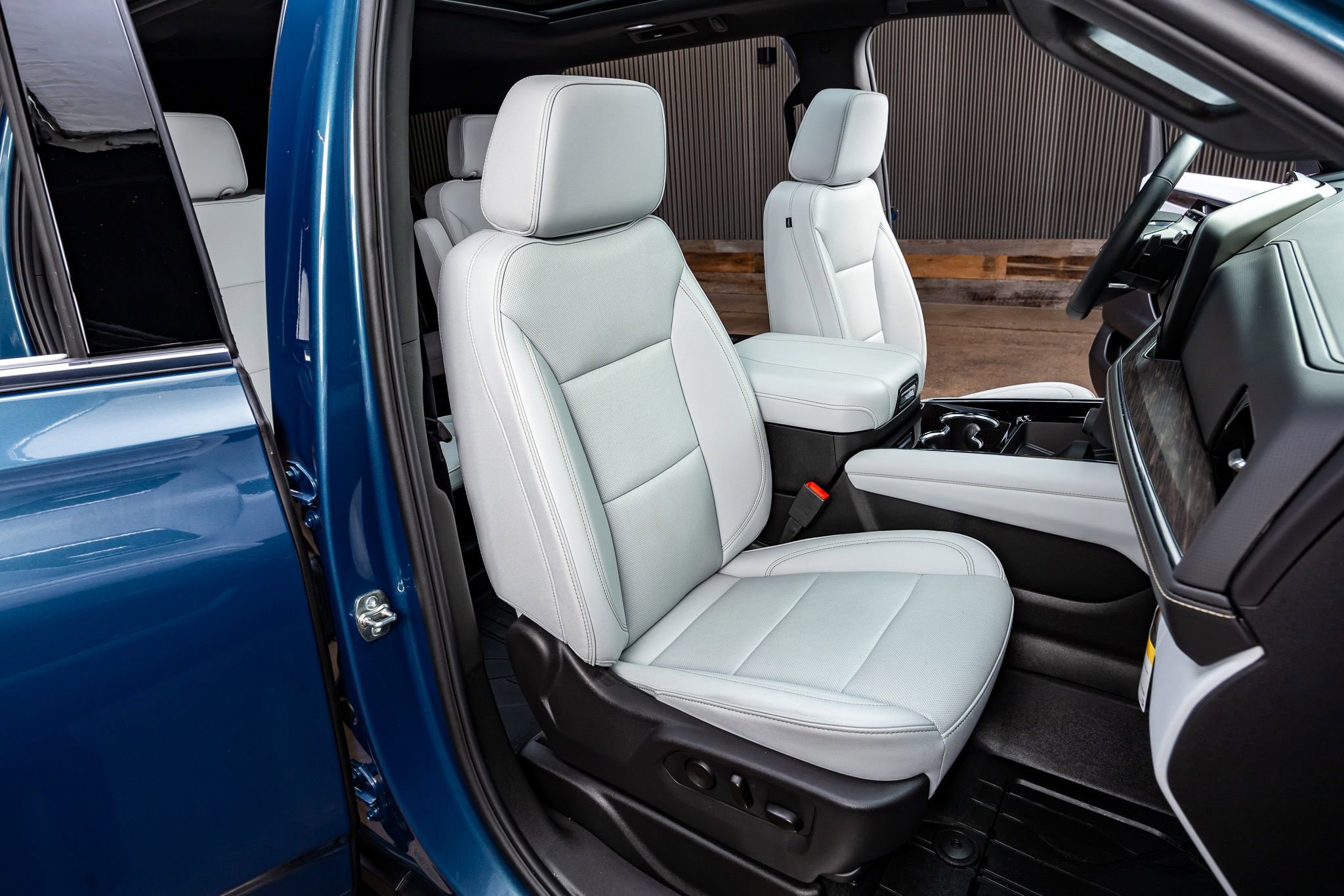 Used 2025 Chevrolet Suburban Premier w/ Sun And Tow Package image 27