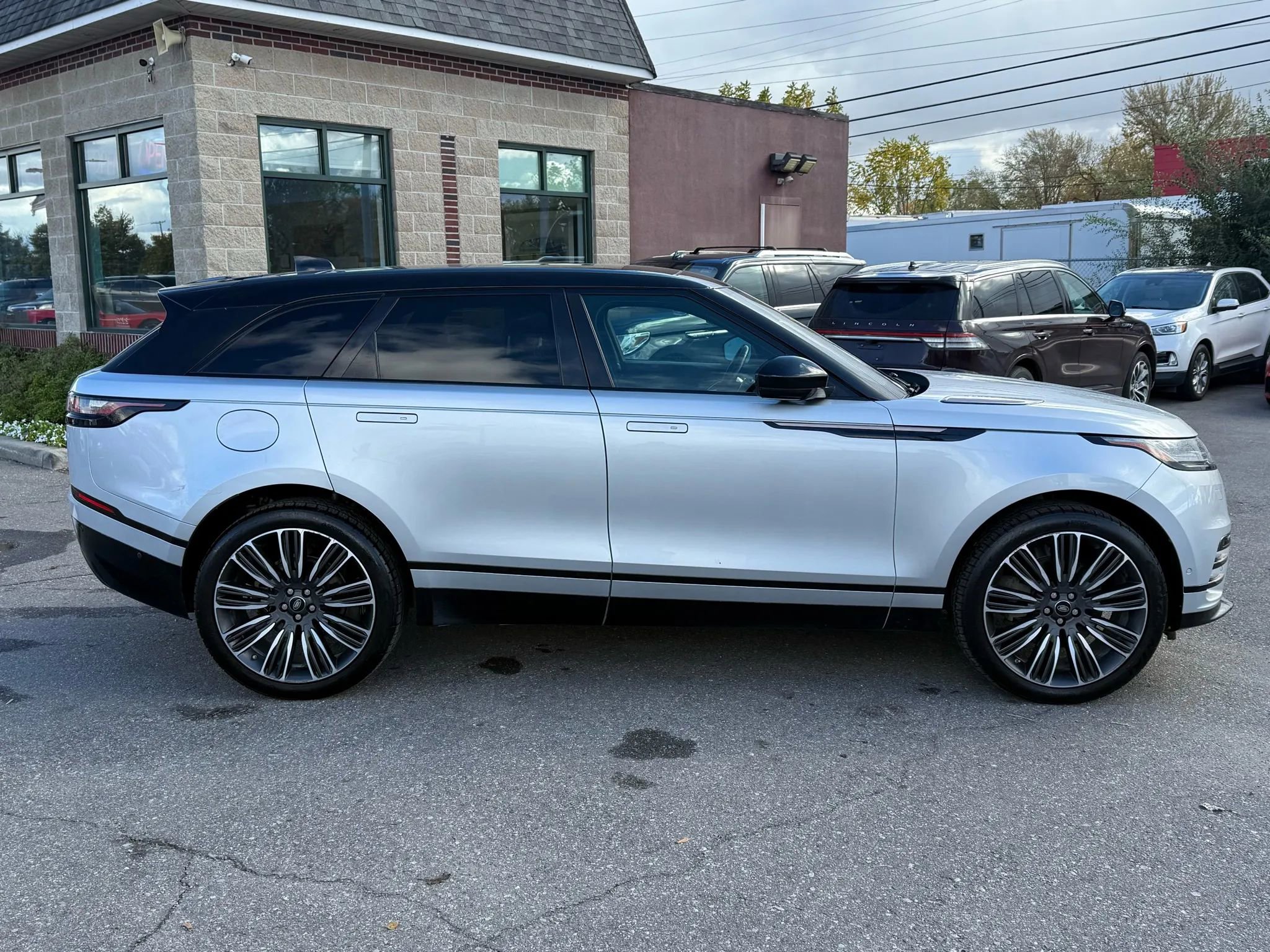 Used 2018 Land Rover Range Rover Velar R-Dynamic SE image 4