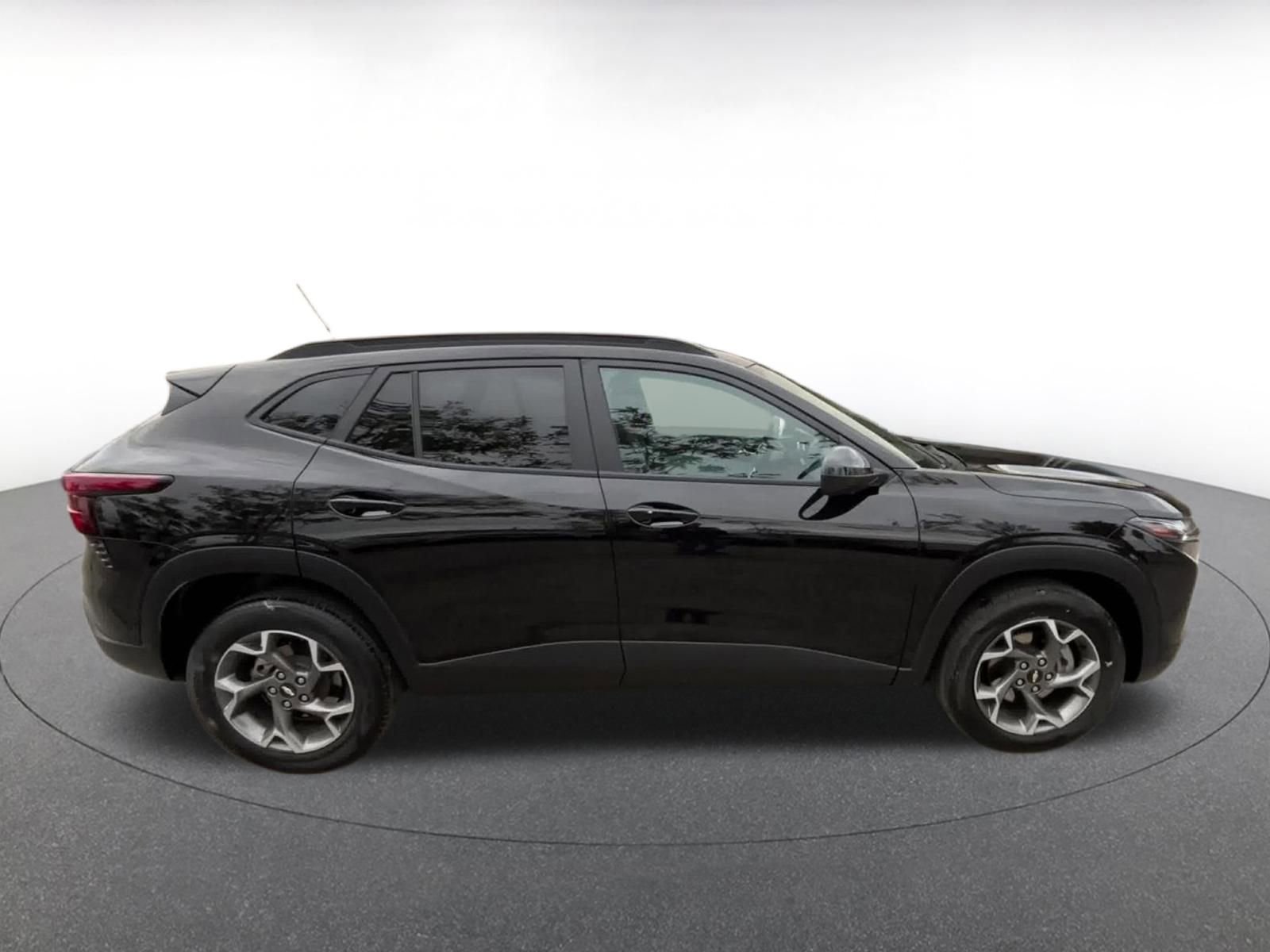 Used 2025 Chevrolet Trax LT w/ LT Convenience Package image 16