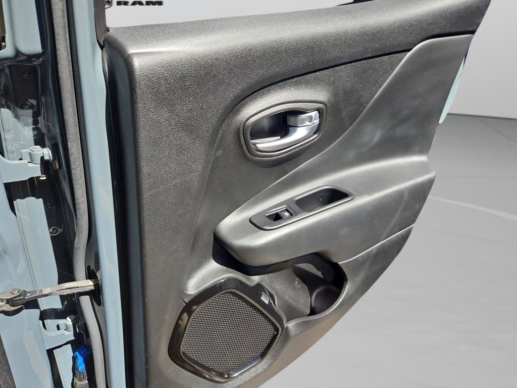 Used 2018 Jeep Renegade Altitude w/ UConnect 8.4 Nav Group image 27