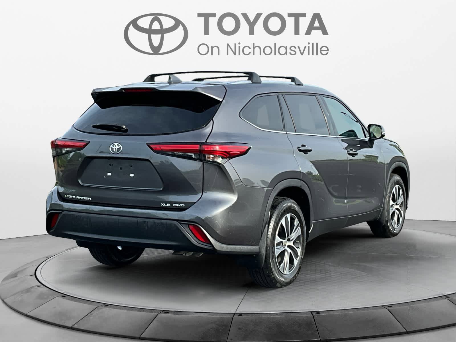 Used 2021 Toyota Highlander XLE AWD/4WD image 6