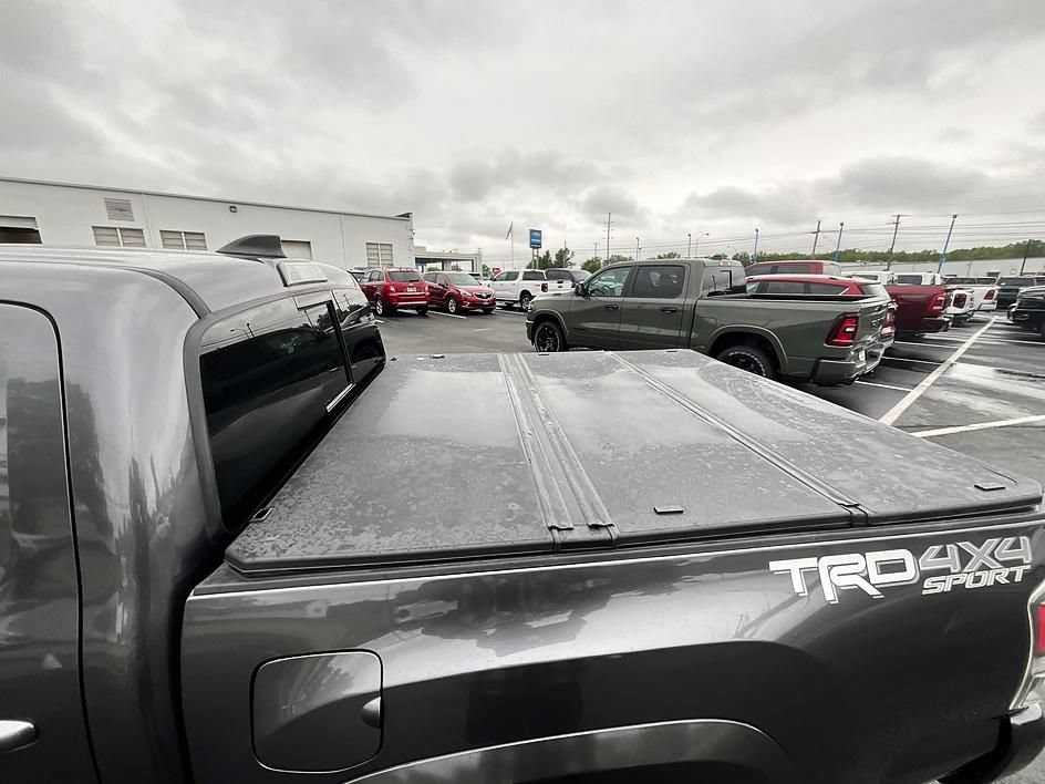 Used 2022 Toyota Tacoma TRD Sport AWD/4WD image 10